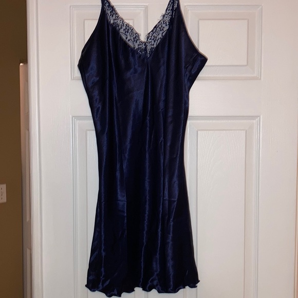 Ladies Nightgown - Picture 2 of 12